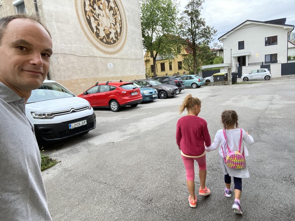 S hčerkama na sprehodu. Videti je, da se deklici razumeta, saj se med pohajkovanjem držita za roke. Medtem pa njun …