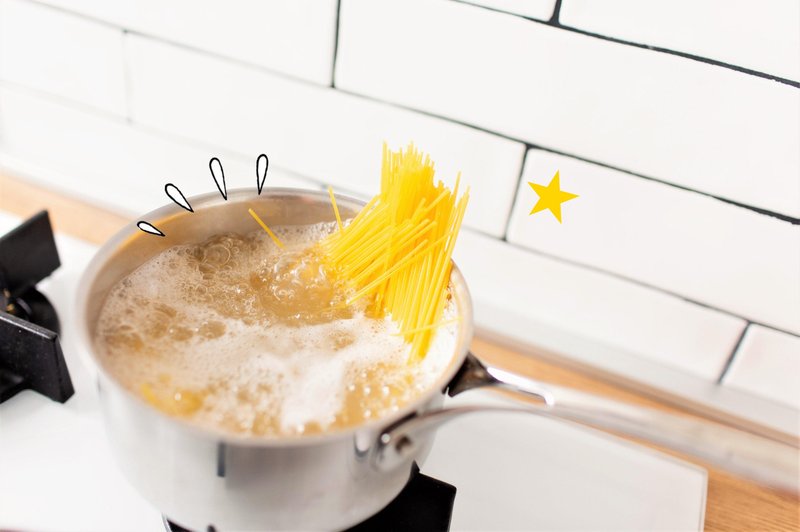 Če ti med kuhanjem voda veeedno PREKIPI, poskusi ta trik (in NE govorimo o kuhalnici) (foto: POP TV, Obdelava: Cosmo uredništvo)