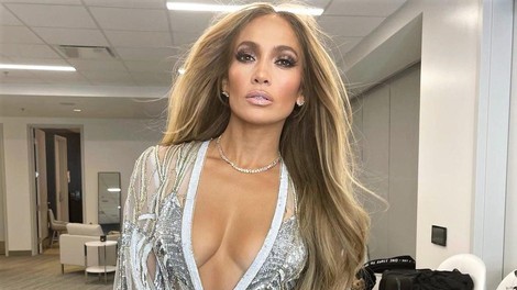 Jennifer Lopez nosila čudovito ognjeno rdečo maksi obleko - njeno cenejšo različico dobiš v H&M (+ cena)
