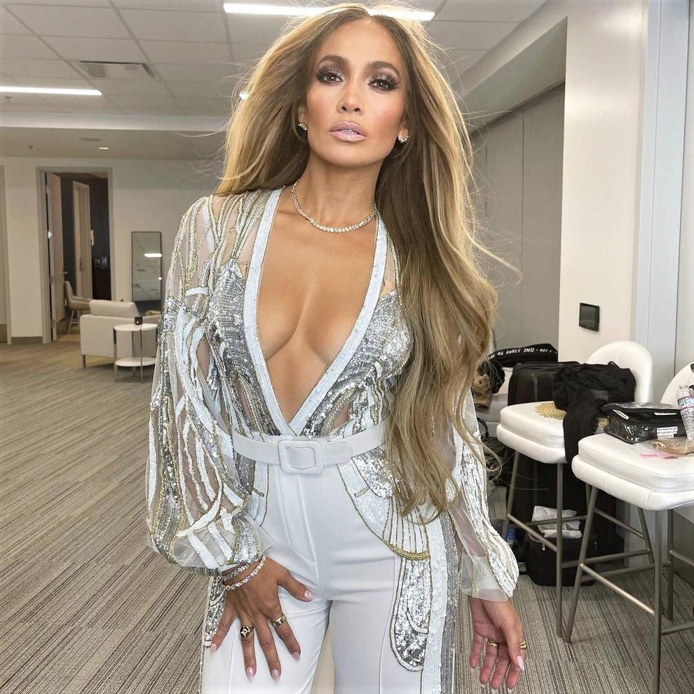 Paparaci so nedavno Jennifer Lopez ujeli v čudovito ognjeno rdeči maksi obleki in zdaj jo želimo tudi me! Na srečo …