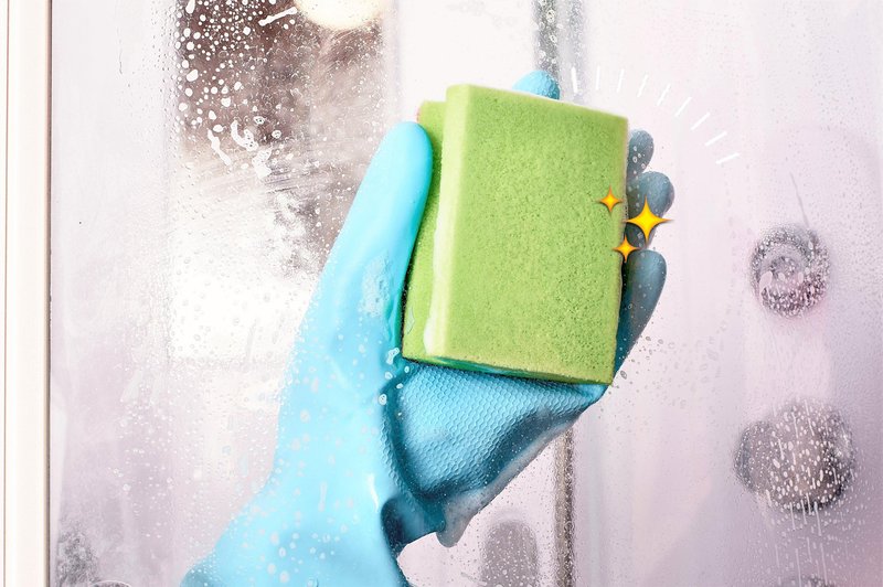 Čistilka razkriva PREPROST trik, s katerim svojo tuš kabino očistiš le v nekaj MINUTAH (foto: Profimedia, Obdelava: Cosmo uredništvo)