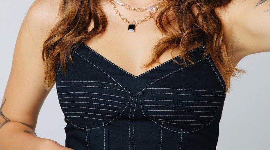 Ena naših naj glasbenic: Letos je doživela sanjsko zaroko, v ozadju pa ... (foto: Aleksandra Saša Prelesnik, Obdelava: Cosmo uredništvo)