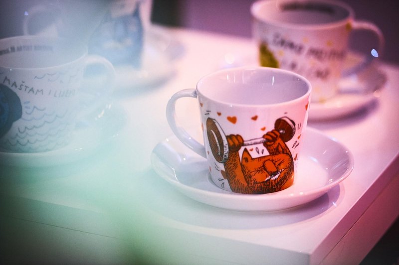 Umetnost na skodelici kave: Barcaffè povezal umetnika Sandra in Lunarja ter ustvaril skodelice, ki bodo navdihovale vse domove (foto: promocijska fotografija)