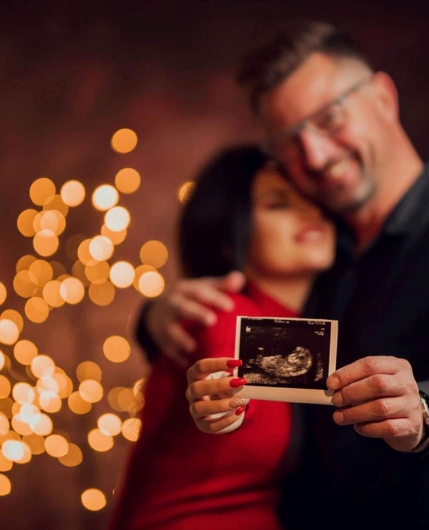 Na Instagramu so ji zastavili vprašanje, zakaj je njena nosečnost rizična. Dejala je: "Ker sem imela dva spontana splava. Imela …
