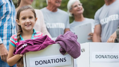 Preveri, kako lahko najmlajše člane svoje družine vpelješ v svet dobrodelnosti