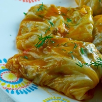 Američan prvič poskusil sarme, čevapčiče in burek, njegov odziv pove več kot tisoč besed (nekaj ga je čisto razočaralo)