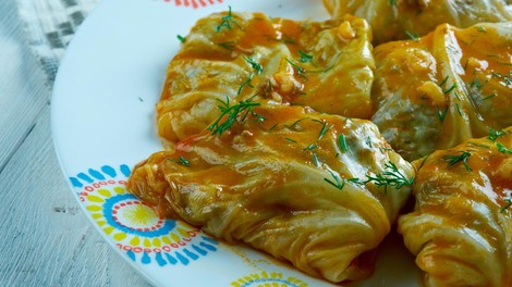 Američan prvič poskusil sarme, čevapčiče in burek, njegov odziv pove več kot tisoč besed (nekaj ga je čisto razočaralo)