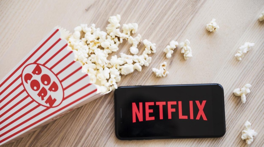 Vedno gledaš ene in iste serije? S temi skrivnimi Netflixovimi kodami boš odkrila množico skritih serij in filmov (foto: Profimedia)
