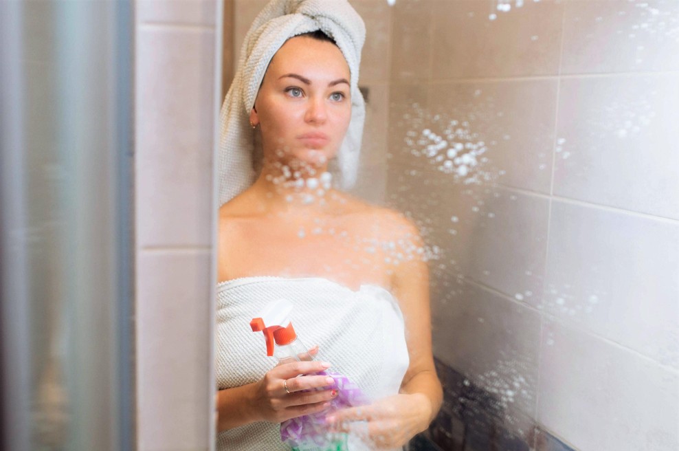 Se ti na ogledalu veeedno zasušijo KAPLJICE? Premaži ga s TEM in postalo bo "vodoodporno"! (foto: Profimedia)