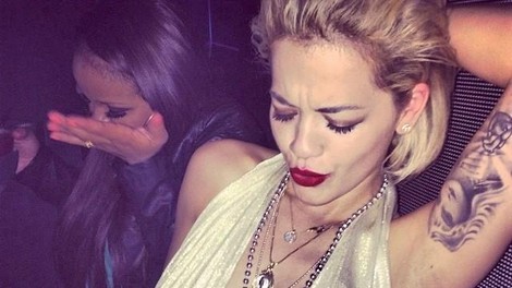 "Silvestrovala sem brez moža, zdaj pa okoli kroži VIDEO, na katerem sem počela TO" (zgodba Slovenke)