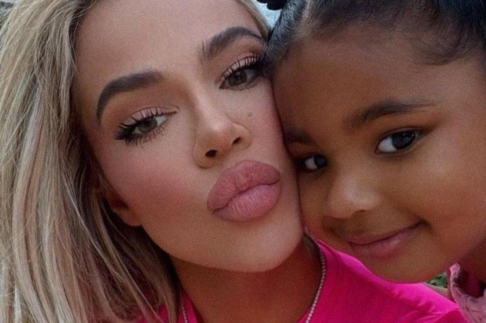 Khloé PRVIČ pokazala sina, a sledilci na fotki opazili nekaj resnično SKRB vzbujajočega (foto: Profimedia)