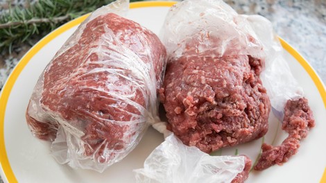Slovenka šokirana, ker tašča pred pripravo večerje ni oprala mletega mesa