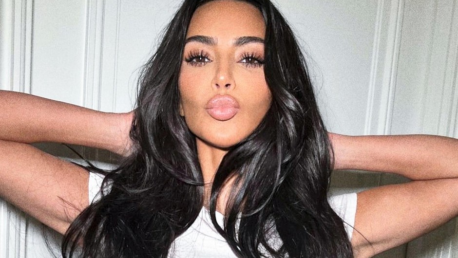 Našle smo CENEJŠO različico maskare, ki jo Kim K. uporablja za učinek XXL trepalnic (foto: Profimedia)