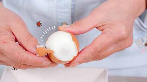 Tako v le 5 SEKUNDAH olupiš trdo kuhano jajce (VIDEO)