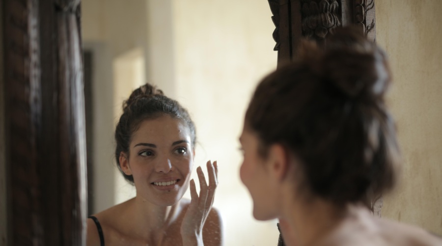 Na to NEGO proti staranju prisegajo lepotne VPLIVNICE (preprosta & učinkovita!) (foto: Pexels)