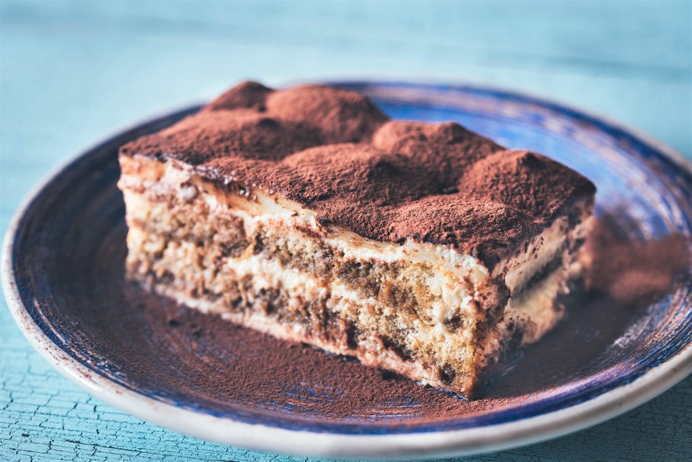 Tradicionalni tiramisu je sestavljen iz biskvita, prepojenega s kavo in marsalo, oblitega s kremo iz mascarpone sira, surovih jajc in …