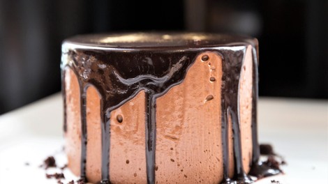 Recept: Mousse čokoladna torta, ki je ne boš mogla nehati jesti (ker je BOŽANSKA)