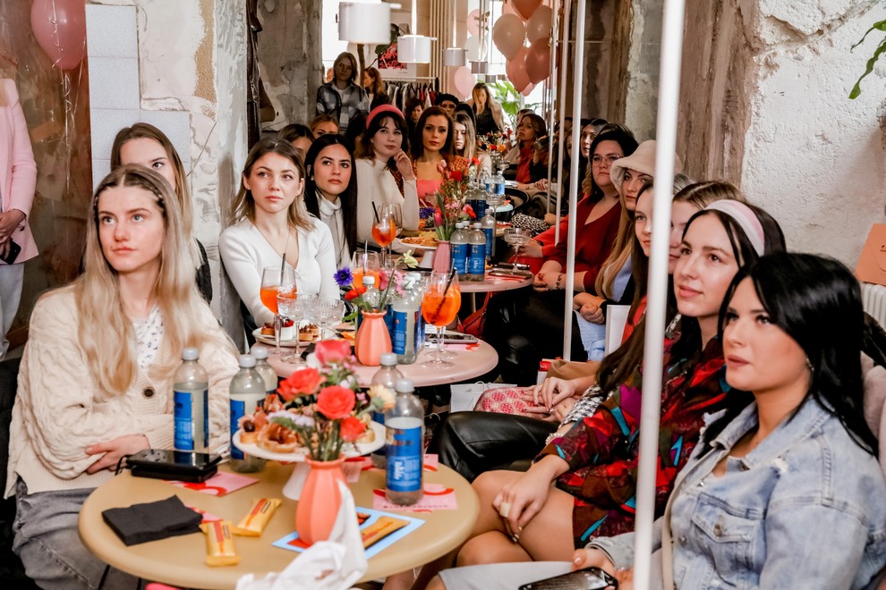 Krasno, kajne? Za cvetlično dekoracijo je na dogodku poskrbel Sanjski Šopek, prav tako tudi za dekoracijo v našem krasnem foto …