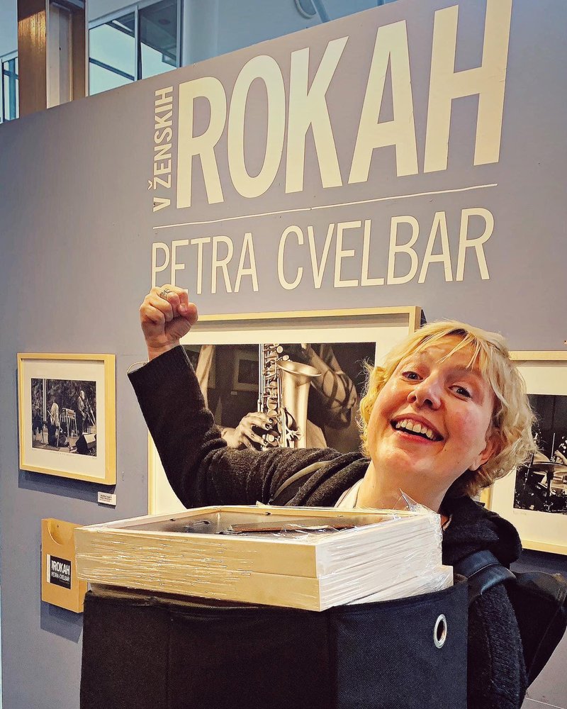 V ženskih rokah: Petra Cvelbar o svetovno znanih glasbenicah in boju s 40 moškimi pod odrom