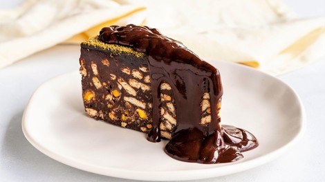 Recept: Čokoladna torta s piškoti, za katero potrebuješ LE 10 minut in 5 sestavin (+ BREZ peke!)