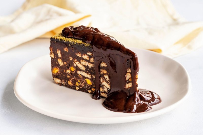 Recept: Čokoladna torta s piškoti, za katero potrebuješ LE 10 minut in 5 sestavin (+ BREZ peke!) (foto: Profimedia)