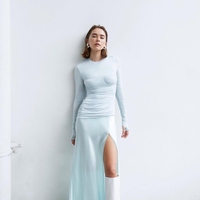 To je priljubljen model obleke, ki subtilno prikrije trebušček in je za praznike zadetek v polno