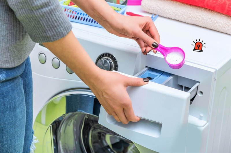Joj, morda si do zdaj napačno DOZIRALA pralni prašek - TAKO je prav (preveri, preden daš prati naslednjo rundo) (foto: Profimedia, Obdelava: Cosmo uredništvo)