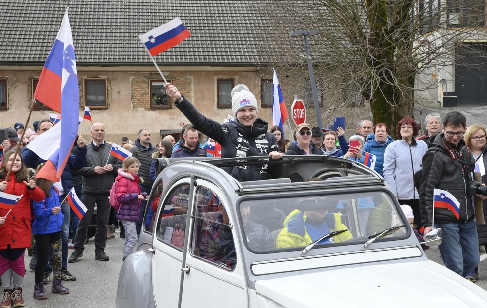 Skakalni junakinji in njenim uspehom v čast so domačini Poljan, Eminega domačega kraja, pripravili velik sprejem. ->>>