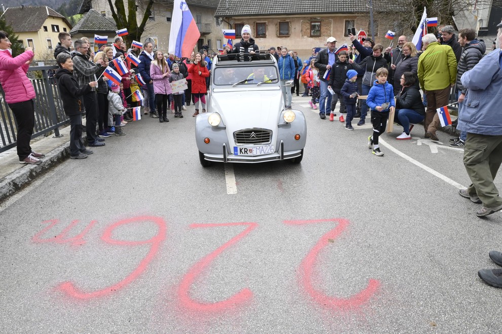 Skozi vas so jo peljali v avtomobilu Citroën 2CV, Ema pa je skozi streho mahala in pozdravljala svoje sovaščane. Sredi …