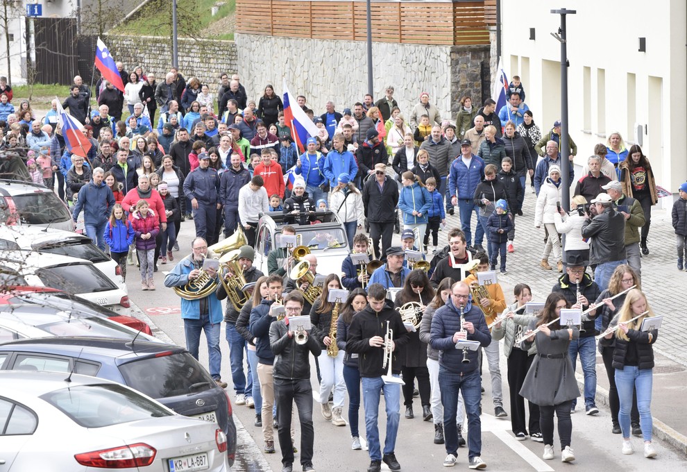 Pozdravila jo je cela vas in ji priredila povorko. Ko so jo popeljali skozi vas, je pred njo igrala godba, …