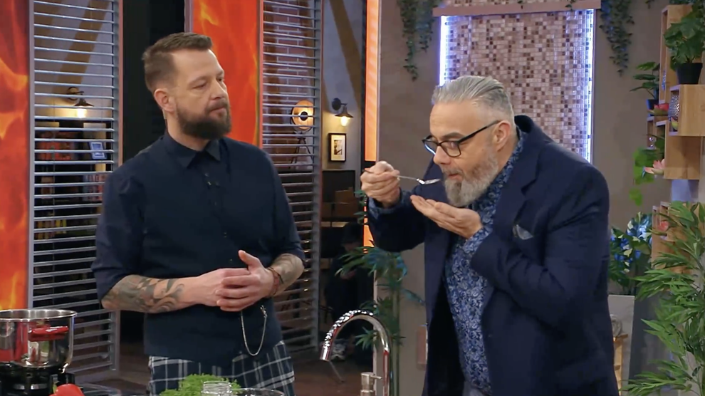 Si tudi ti opazila, da ob tem, ko pridejo sodniki do tekmovalcev, velikokrat poizkusijo njihove jedi? Kaj pa, da tekmovalci …