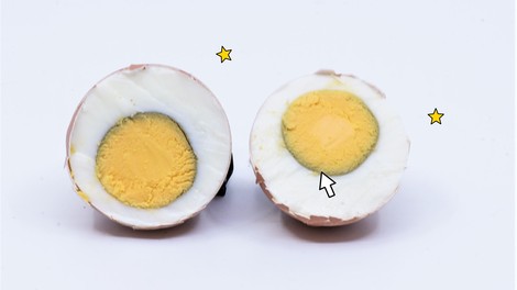 Sivo ali zeleno obarvanje okoli RUMENJAKA - lahko takšno jajce poješ? (+ zakaj se to zgodi)