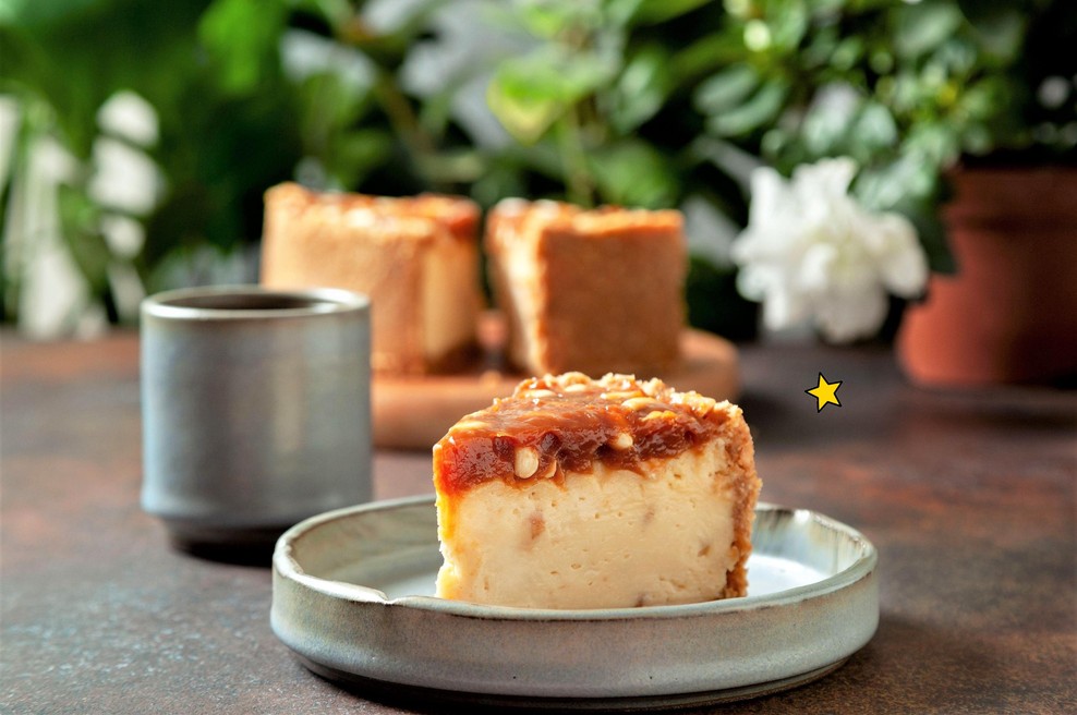 Če obožuješ SNICKERS čokoladico, potem moraš poskusiti to njegovo cheesecake različico (hiter RECEPT) (foto: Profimedia, Obdelava: Cosmo uredništvo)