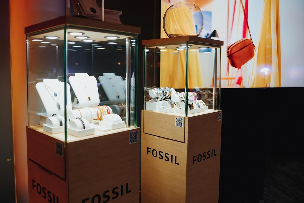 Dekleta z uredništva so nosila nakit in ure znamke FOSSIL.