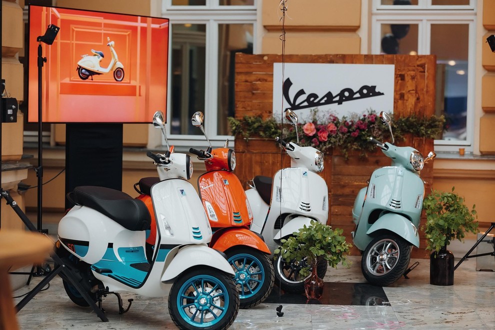 Ob vhodu nas je pozdravila Vespa.