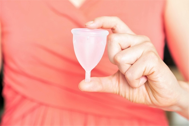 Splošno priporočilo je, da menstrualno skodelico izprazniš in očistiš vsakih 8-12 ur. Ta časovni okvir zagotavlja, da skodelica ni prepolna, …