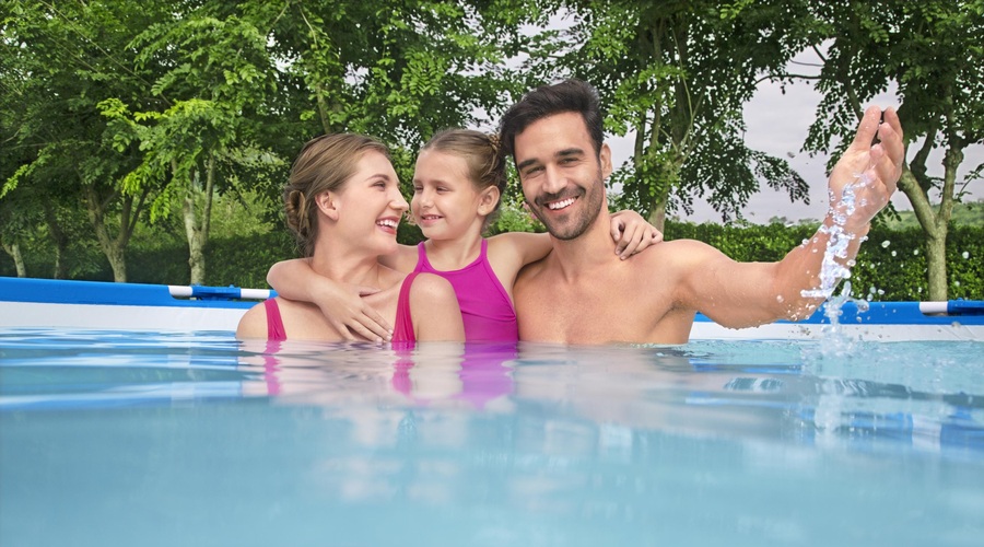 Najbližja plaža je ... na domačem vrtu s pomočjo Bestway pestre ponudbe (foto: promocijska fotografija)