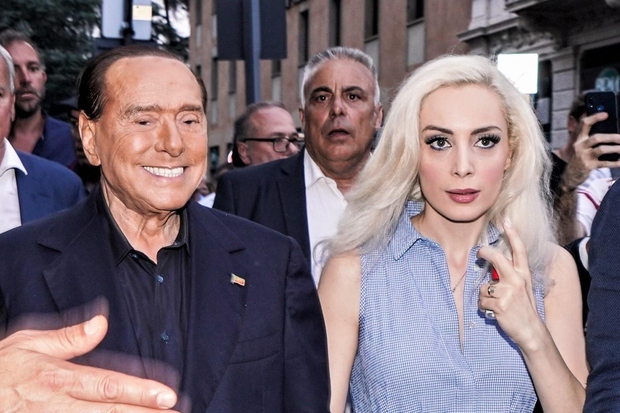 Pred nekaj trenutki je svet obkrožila novica, da se je poslovil nekdanji italijanski premier Silvio Berlusconi. 86-letni italijanski tajkun, politik …