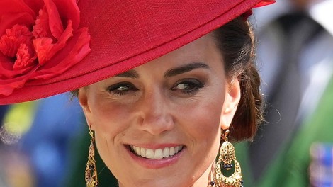 Kate Middleton s svojo ognjeno rdečo obleko na Royal Ascotu ukradla vso pozornost (cenejšo različico najdeš TUKAJ👇)