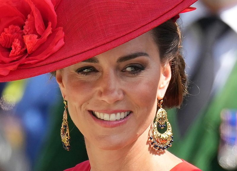 Kate Middleton s svojo ognjeno rdečo obleko na Royal Ascotu ukradla vso pozornost (cenejšo različico najdeš TUKAJ👇) (foto: Profimedia)