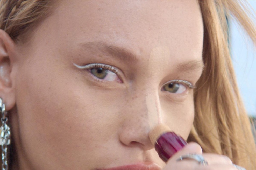 Si pripravljena, da prikriješ vse nepravilnosti? KLIKNI! (foto: Maybelline New York)