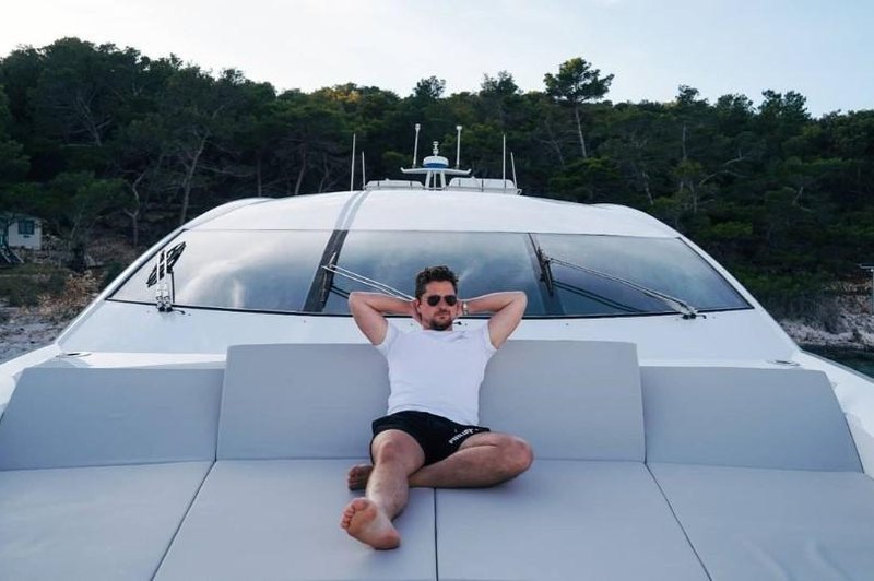 Vemo, kako je videti notranjost 20-milijonske jahte Damiana Merlaka (Huh, kakšen luksuz!) (foto: Posnetek zaslona/Instagram/@damianmerlak)