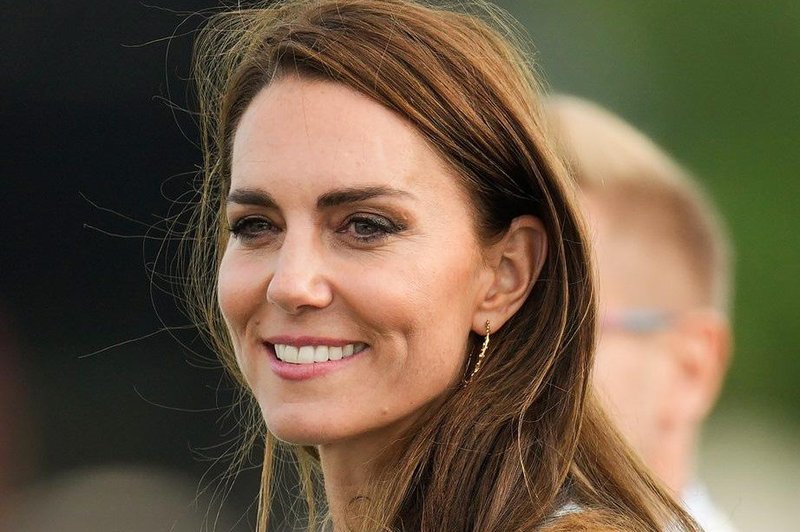 Uau, poglej suknjič iz ZARE, ki ga je nosila Kate Middleton in je na voljo tudi pri nas (+ koliko stane) (foto: Profimedia)