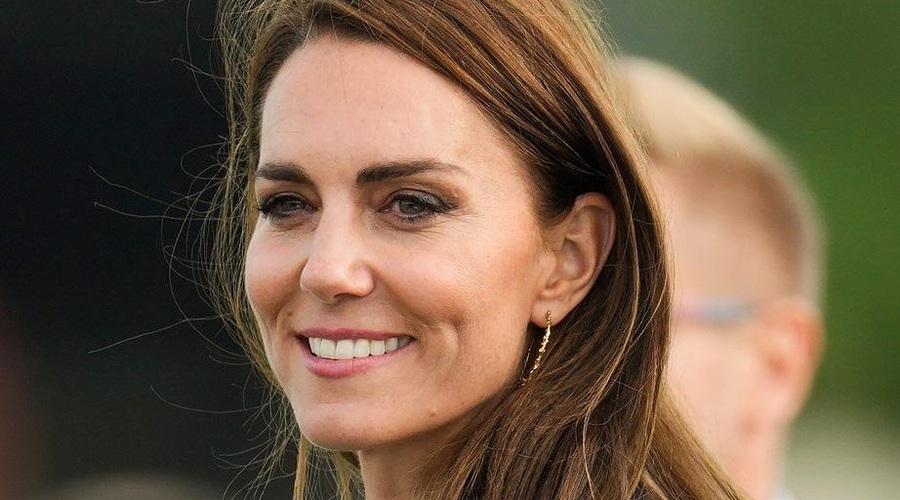 Uau, poglej suknjič iz ZARE, ki ga je nosila Kate Middleton in je na voljo tudi pri nas (+ koliko stane) (foto: Profimedia)