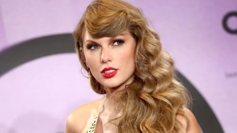 Modni hit ali kiks? Taylor Swift nosila hlačno krilo in razdelila splet (ti je všeč?)