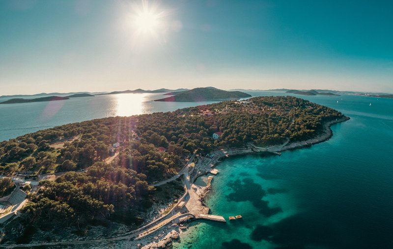 Na tem idliličnem hrvaškem otoku avtomobili niso dovoljeni, do njega pa boš lahko prišla le z ladjo (in ne, ne govorimo o Silbi) (foto: Promocijsko gradivo)