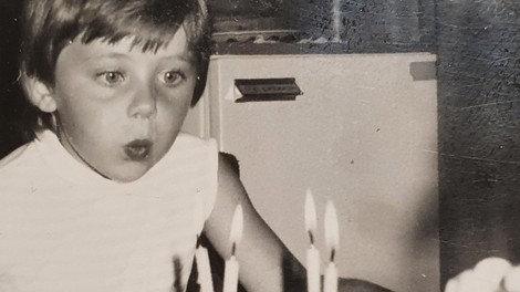Prepoznaš deklico na fotografiji? Fotografijo iz otroštva je objavila z zelo močnim sporočilom