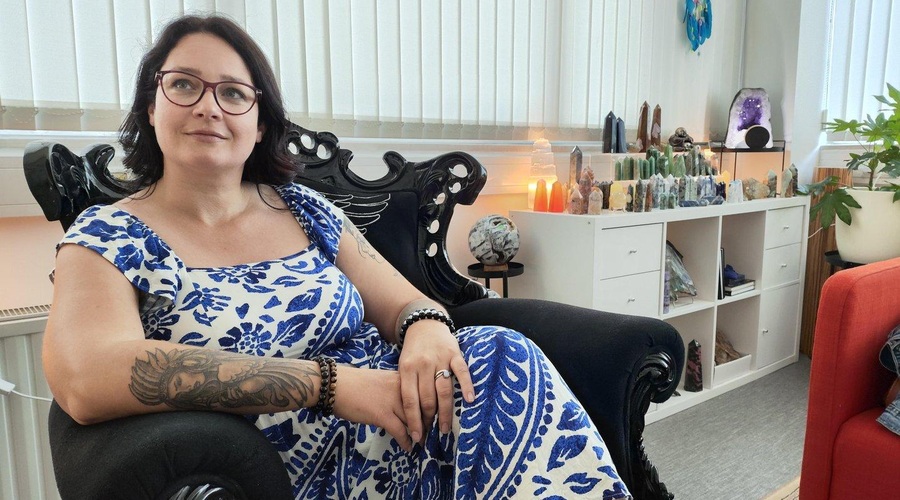 To je Slovenka, ki lahko vidi mrtve in se z njimi pogovarja (foto: Arhiv AML)