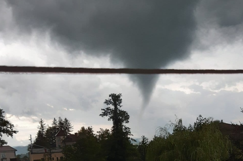 O, š*t! Uresničila se je najhujša napoved - po Sloveniji se pomika tornado (foto in video) (foto: Facebook/Neurje.si/Sonja Stranščak)