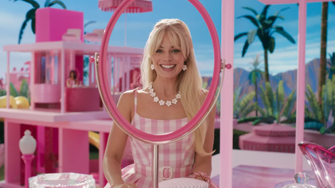 Našle smo cenejše različice kosov, ki jih je v filmu Barbie nosila Margot Robbie (če želiš poustvariti stajlinge)